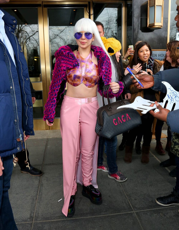 3-25-14-Leaving-her-apartment-in-NYC-001