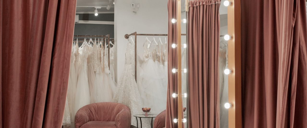 Sprzątanie przymierzalni, luster i ekspozycji w salonie sprzedaży