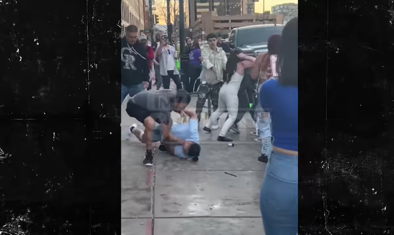 Hombre noquea a una mujer para defender a su esposa en medio de una trifulca