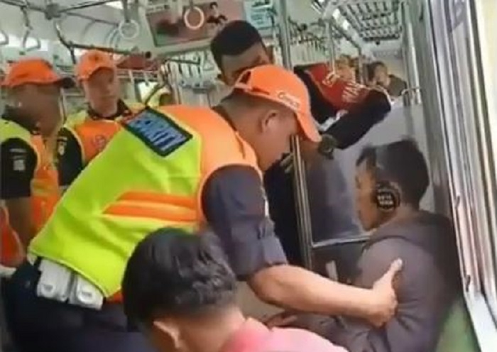 Penumpang KRL merokok di dalam gerbong
