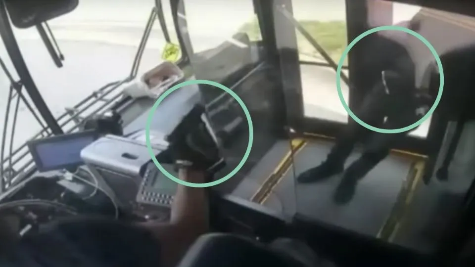 Tiroteo causa pánico en un autobús; pasajero y conductor resultaron heridos