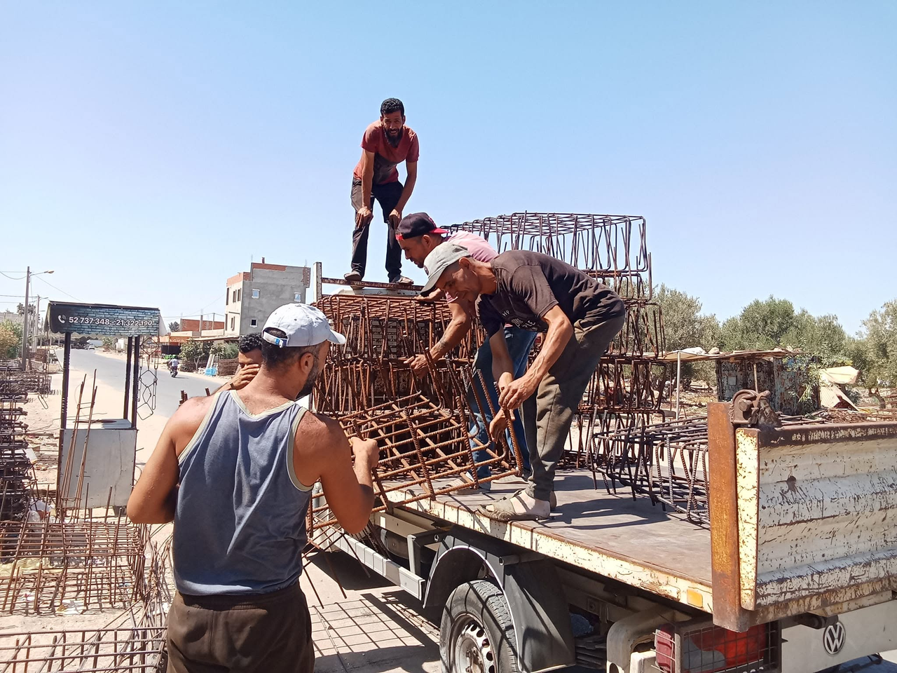 فريق مصنع الذيب لحديد البناء أثناء العمل