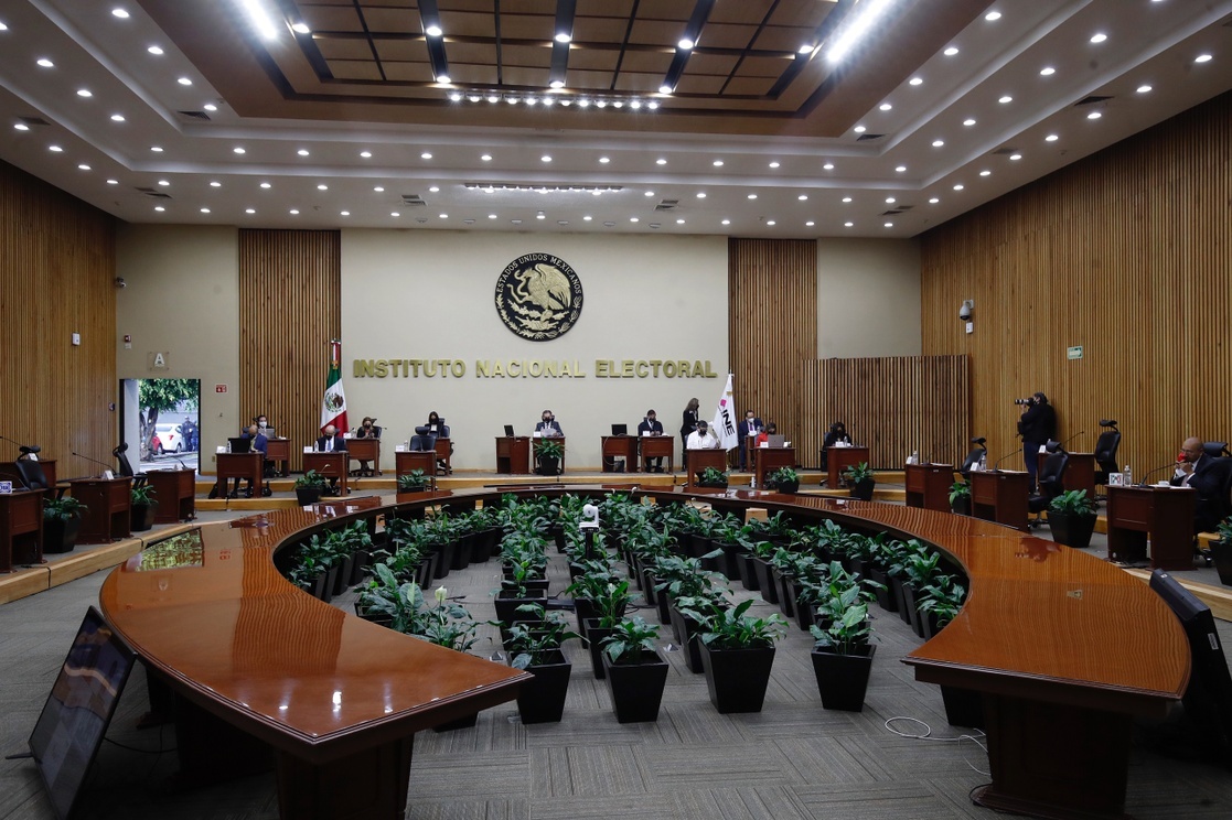 Ebrard acusa al INE de querer evitar la “confirmación” de la popularidad de AMLO