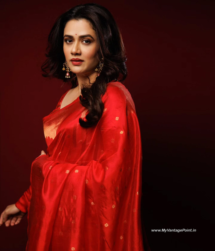 14-Girija-Oak-Godbole-Photos-Wallpapers-in-Red-Saree-My-Vantage-Point