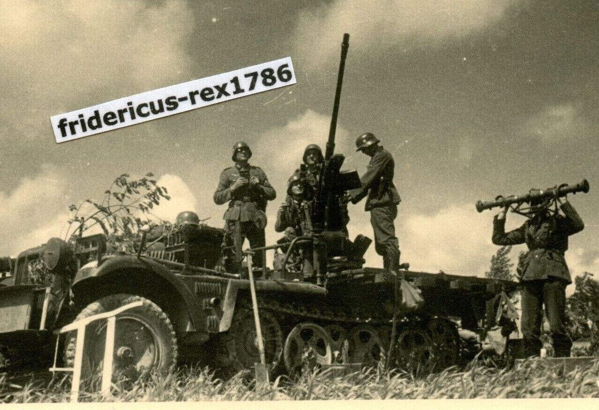 Foto WH Frankreich Westfront Halbkette SdKfz mit Flak Geschütz Flugabwehr