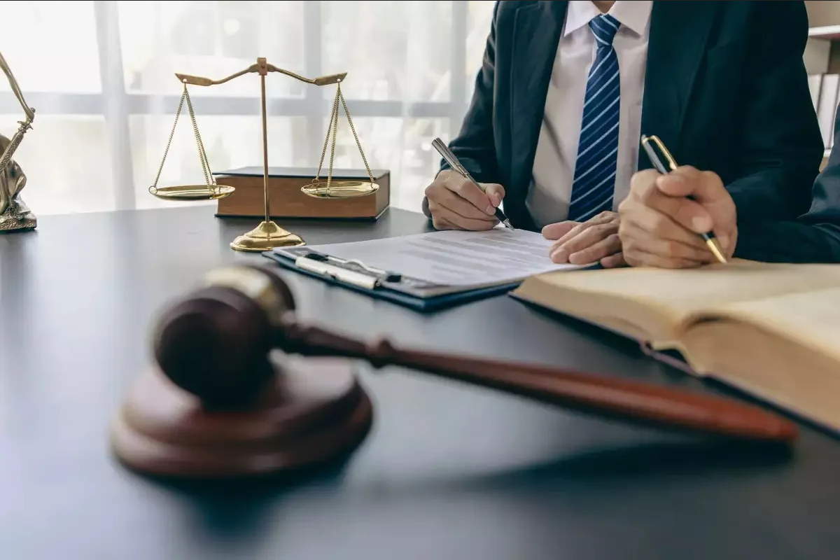 Abogados de EU multados por utilizar ChatGPT en una demanda