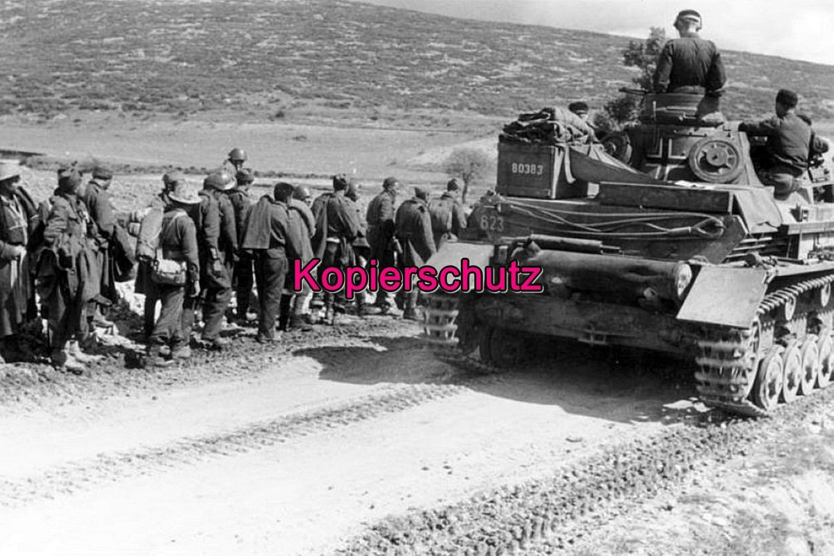 Panzer IV fährt an brit. Gefangenen vorbei - R02