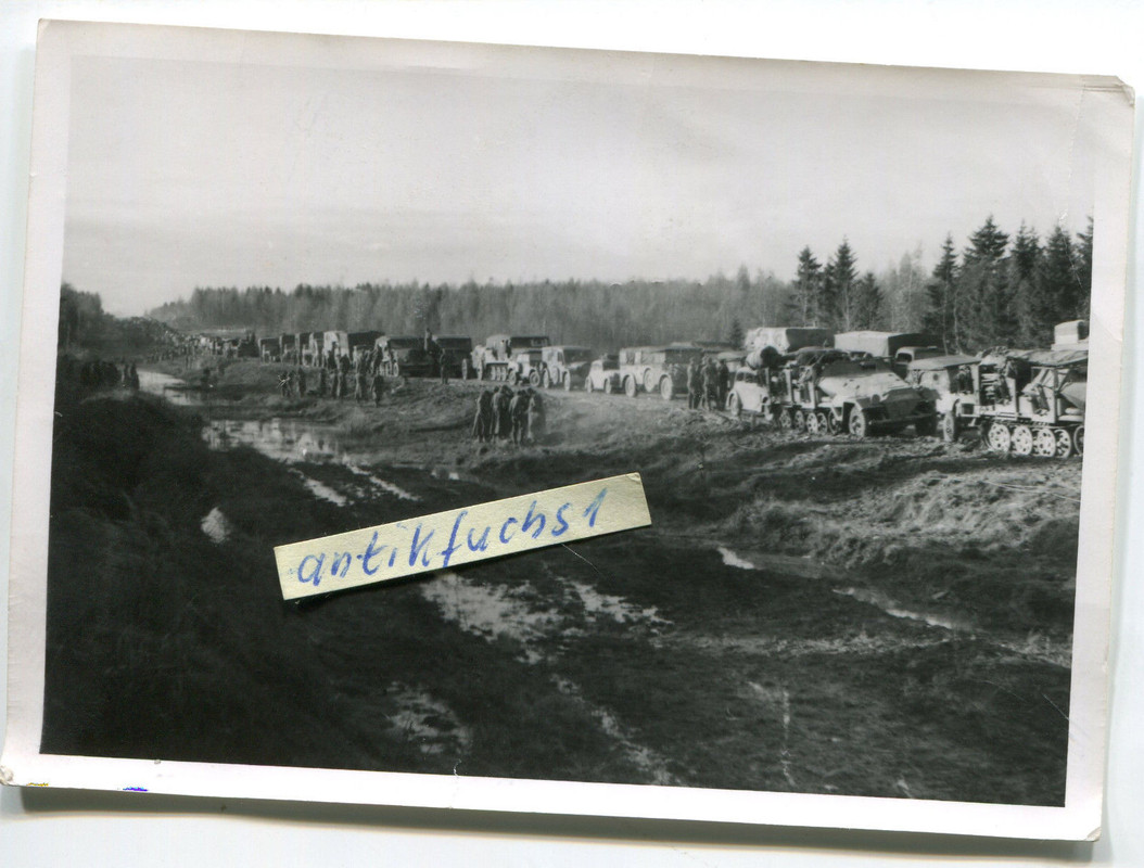 Deut.Schützen-Panzer und Fahrzeug-Kolonne in Rußland beim Rückzu