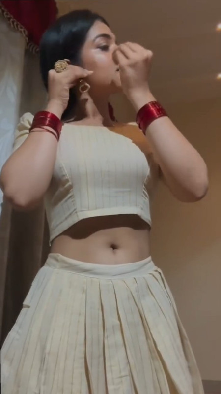 cute malayali girl sexy navel in kerala dress.mp4_snapshot_00.07.309