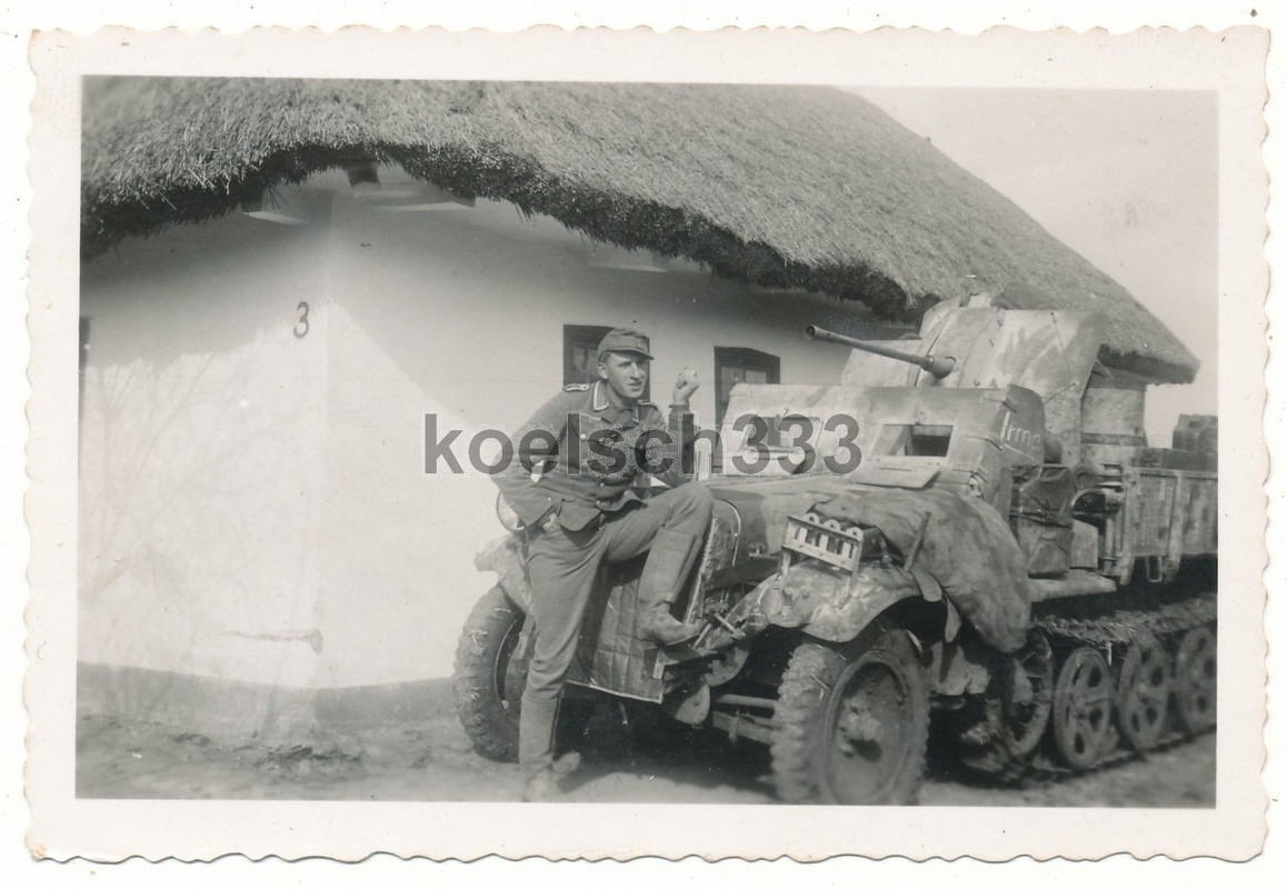 Foto Panzerjäger an der Panzer Halbkette mit Flak Geschütz in Ru