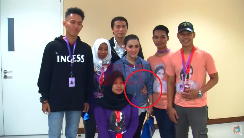 Reino Barack memegang perut Syahrini