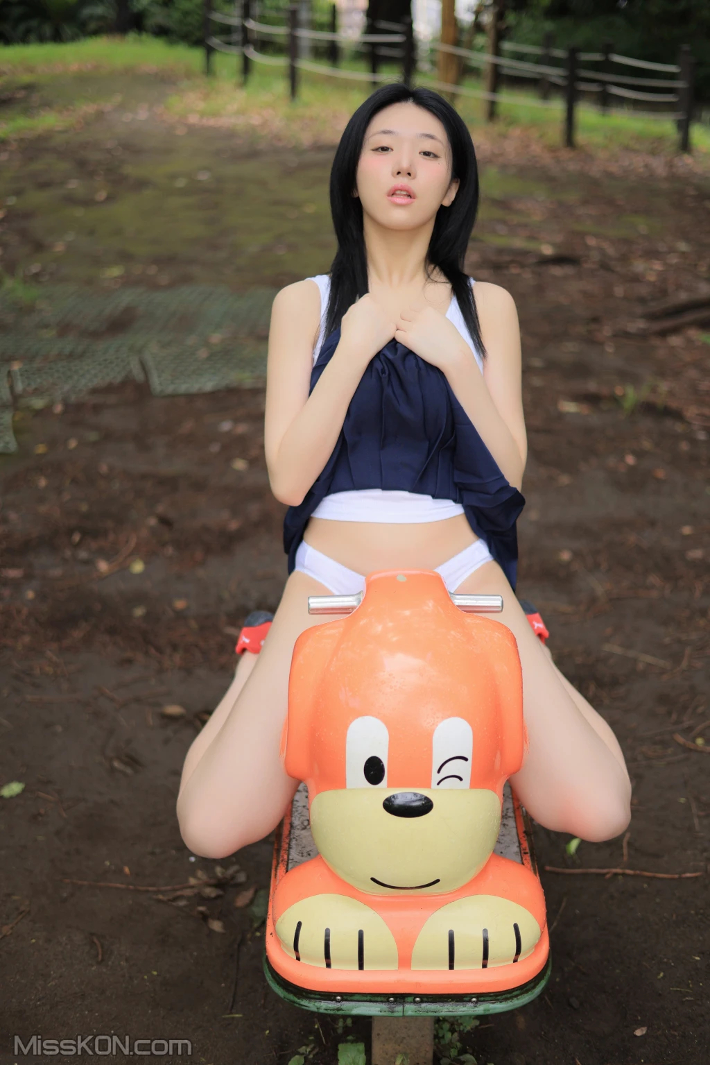 Yeon Woo (연우) 白背心蓝短裙写真，户外的自然与活力插图8