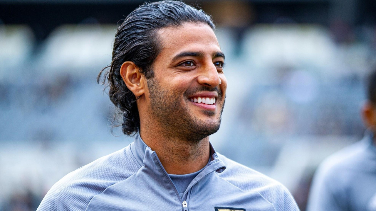Carlos Vela se pasea por Los Ángeles en un increíble auto 