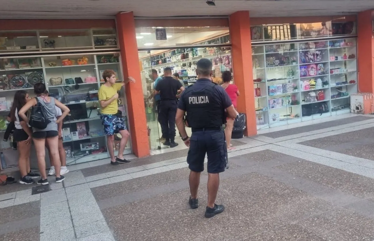 Arrestan a niña de 12 años por robar útiles para ir a la escuela