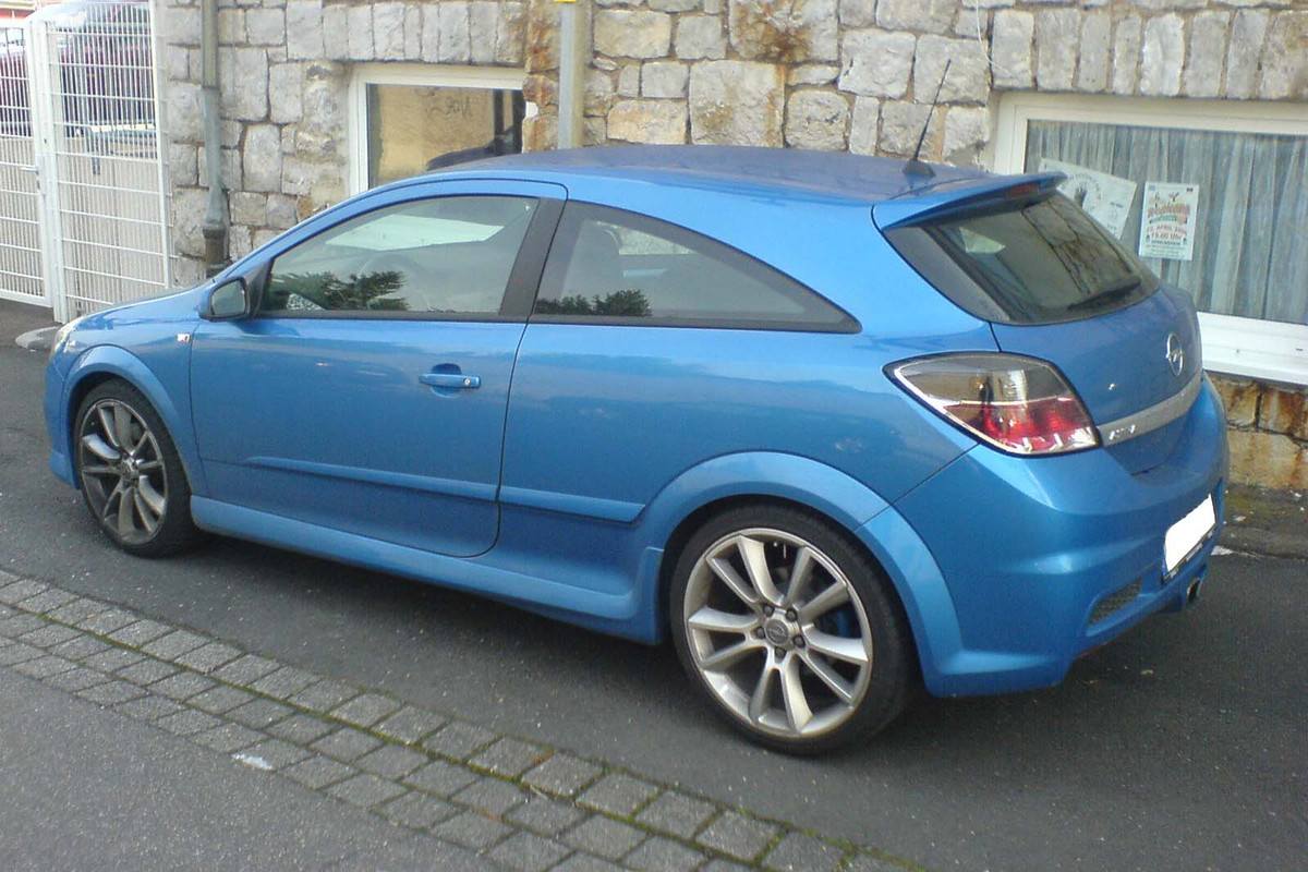 Opel_Astra_OPC_blau_hl