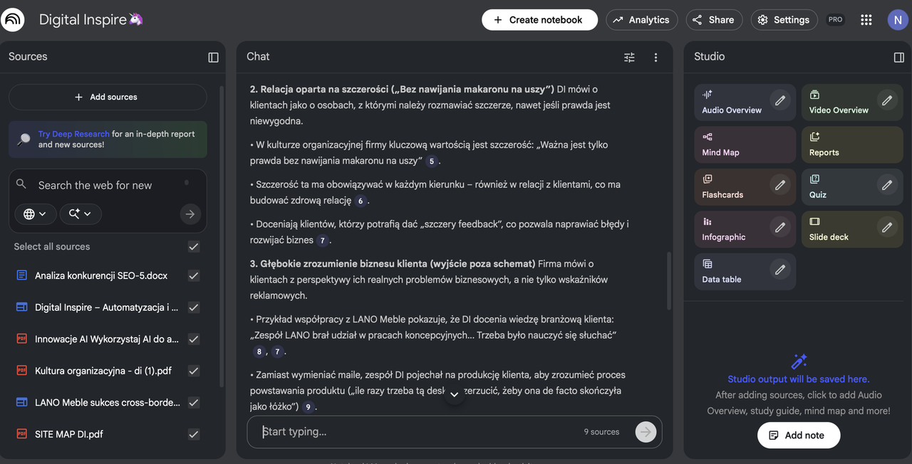 Interfejs Google NotebookLM - źródła i czat