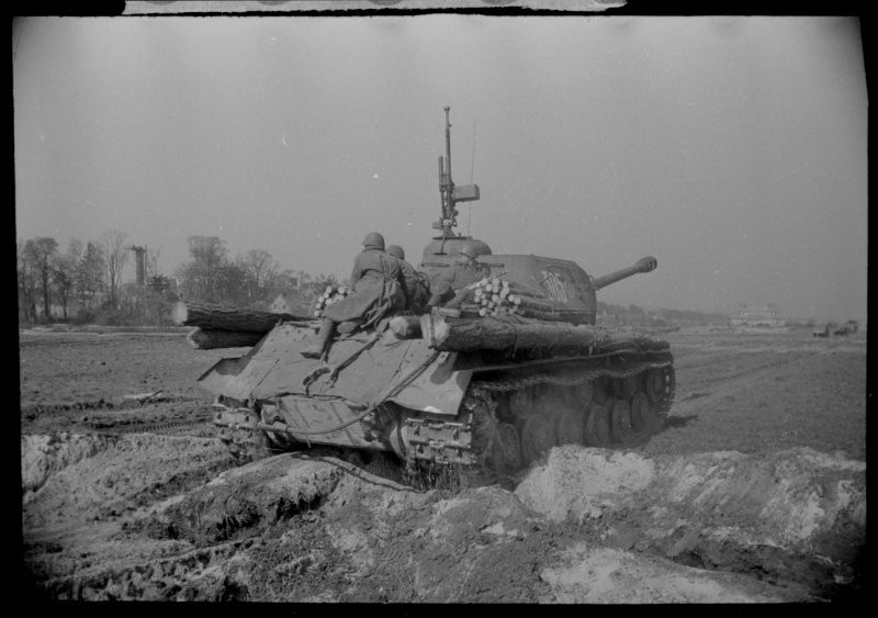 1-й Белорусский фронт. Танк ИС-2 с усеченной бревнами бортовой броней.