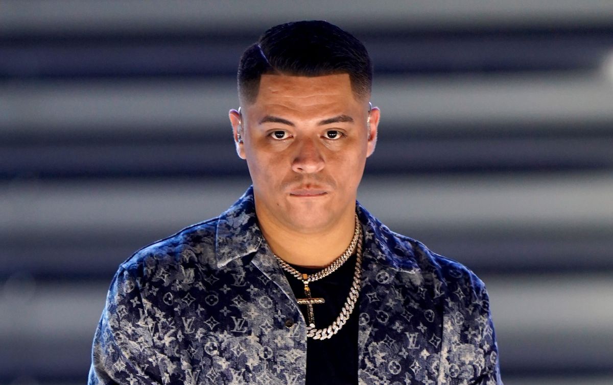 Eduin Caz se pone romántico y le canta a su hija