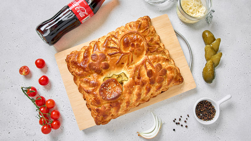 Сеть пироговых «Штолле» представила две сытные новинки: пирог «Чизбургер» и пирог «Гамбургер»