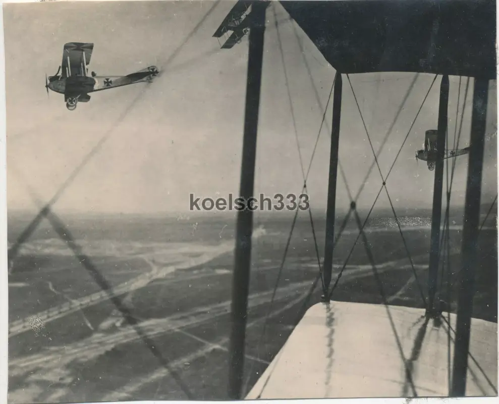 Foto Doppeldecker Flugzeuge im Geschwader Flug über der Westfront 1918