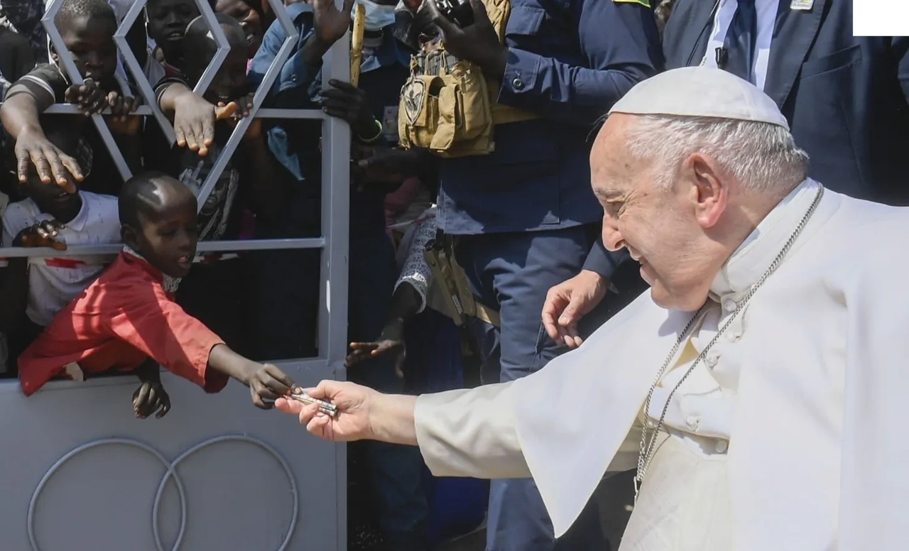 Vaticano publica foto de niño dando limosna al papa en Sudán