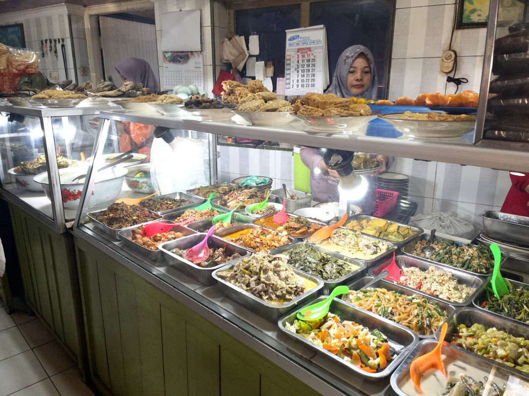 Menu di warung makan sederhana bu Marni