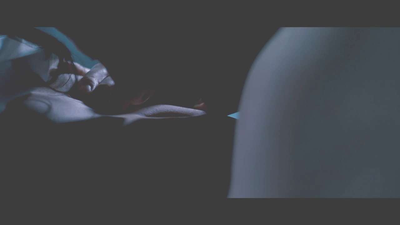 Raima Sen Hot Navel From Mirch 2010 1080p Light Version.mp4_snapshot_00.33_[2020.12.02_20.41.32]