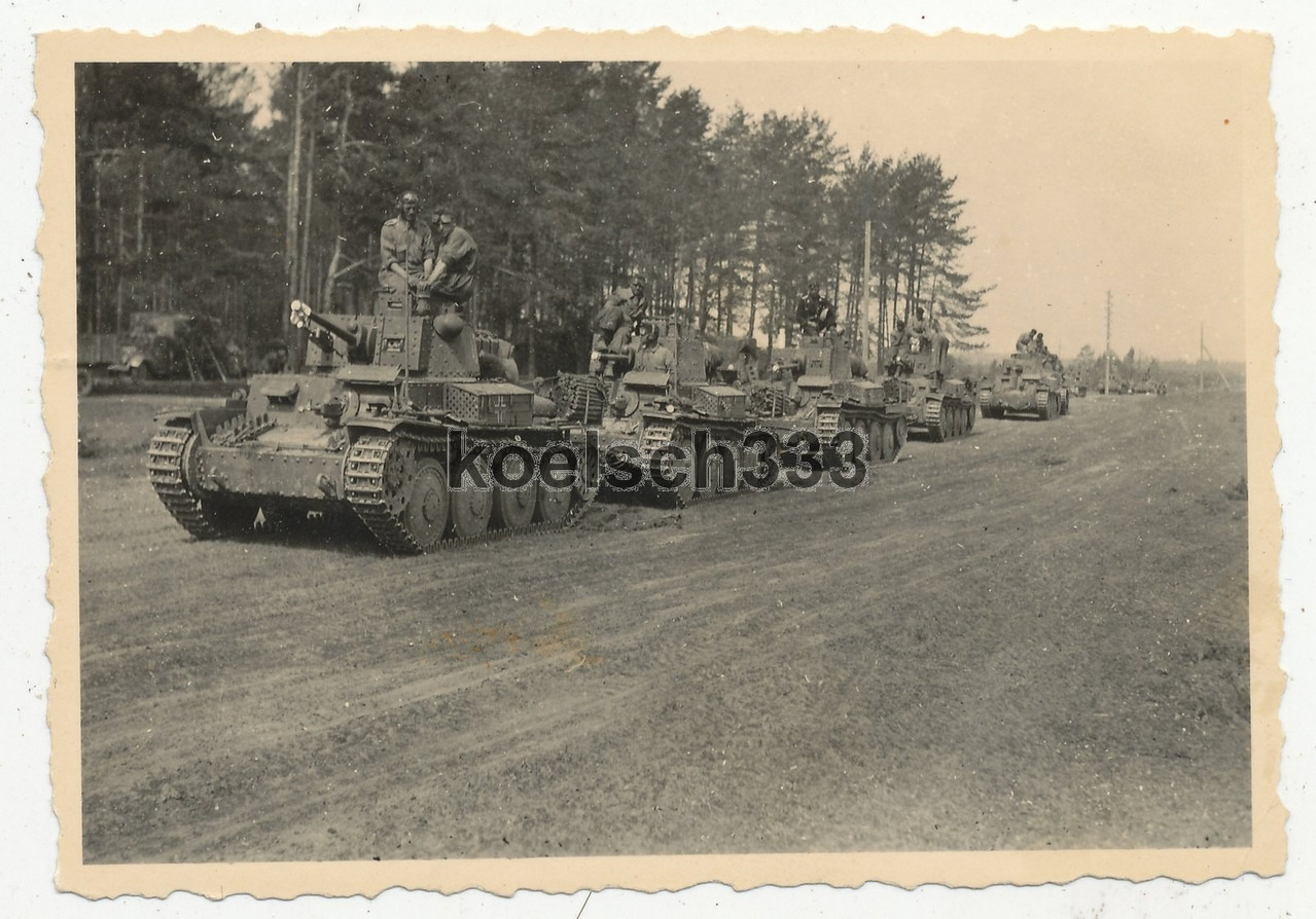 Foto Panzer 38(t) Kolonne der Wehrmacht beim Vormarsch an der Ostfront 1941