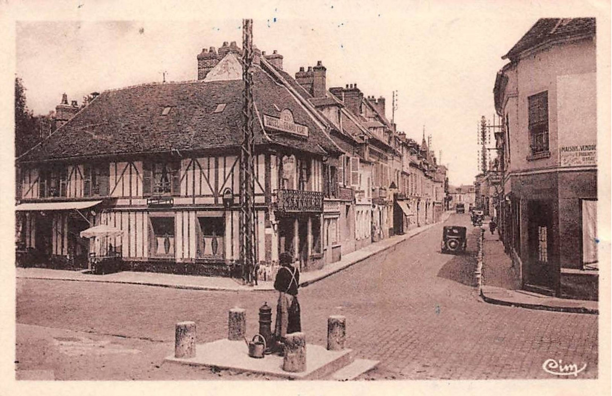Chaumont en Vexin (60) rue de la République