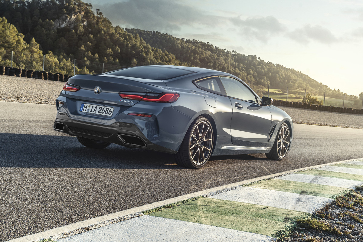 P90306595_highRes_the-all-new-bmw-8-se