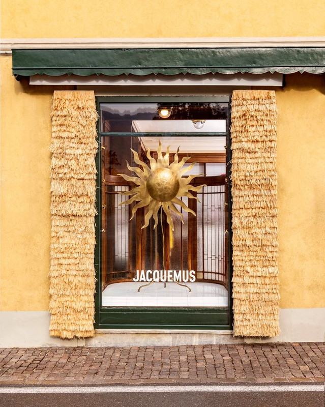 Jacquemus, la borsa gigante in acqua svela pop-up store sul lago di Como Jacquemus, la borsa gigante in acqua svela pop-up store sul lago di Como