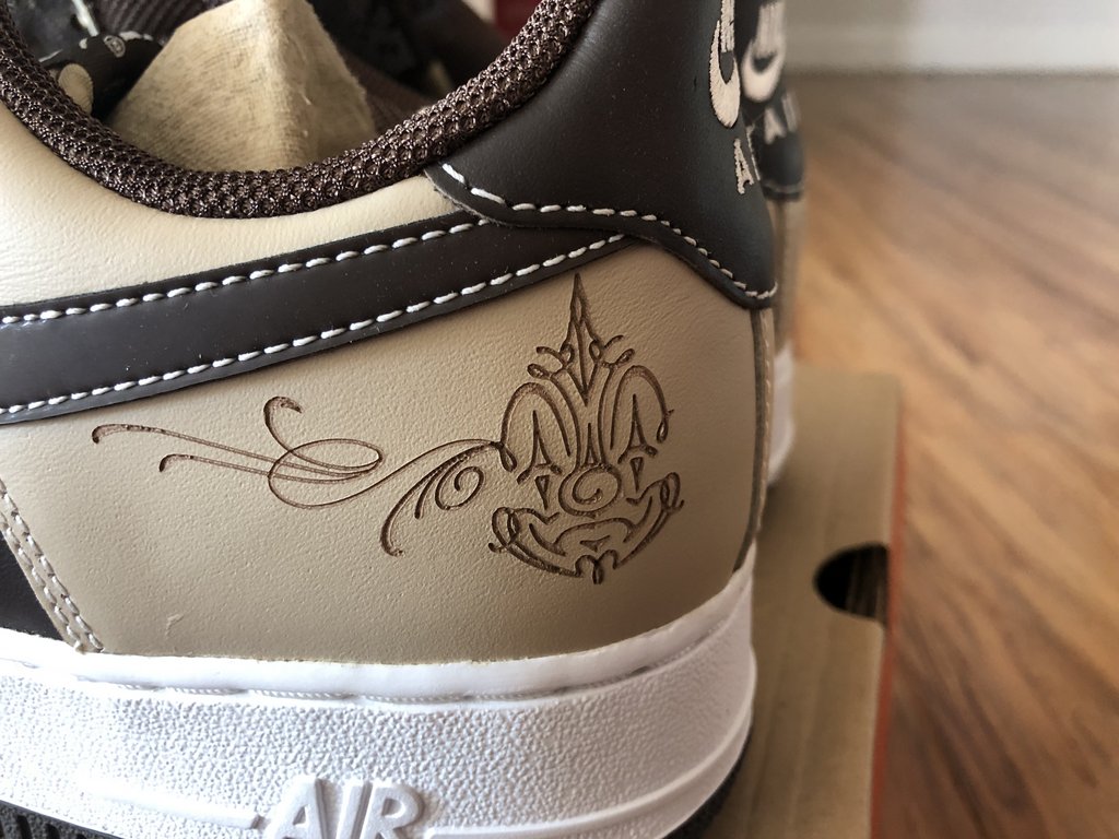 スニーカー Nike Air Force 1 Low Brown Pride 2005 DS 2005 Nike Air Force 1 Low Mr. Cartoon Brown Pride 307334