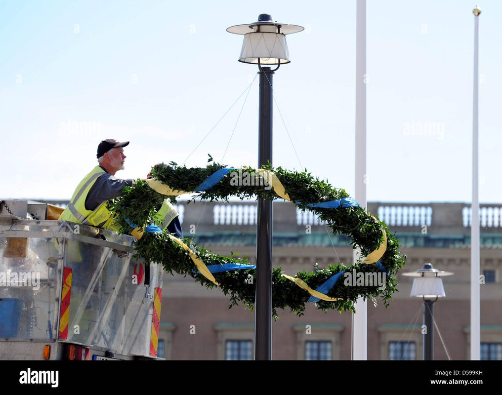 workers-arrange-the-decoration-close-to-the-royal-palace-on-the-occasion-D599KH