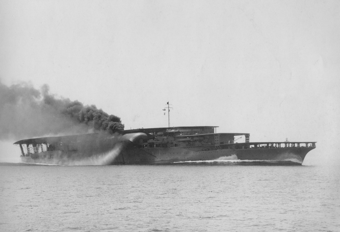JapaneseAircraftCarrierAkagi3Deck
