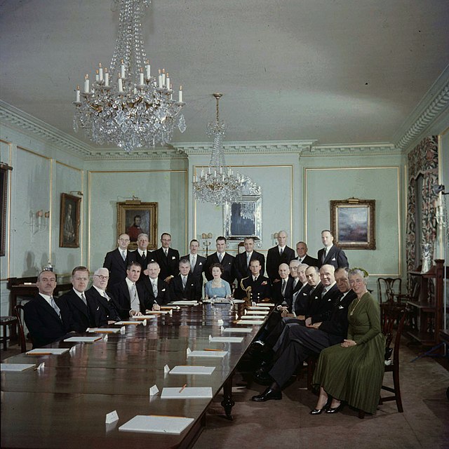 El año de Ajuntachapas. Las Grandes Olvidadas XXXIX. 640px-Queen-Elizabeth-and-members-of-the-federal-government-of-Canada-in-Ottawa-1957-10-14