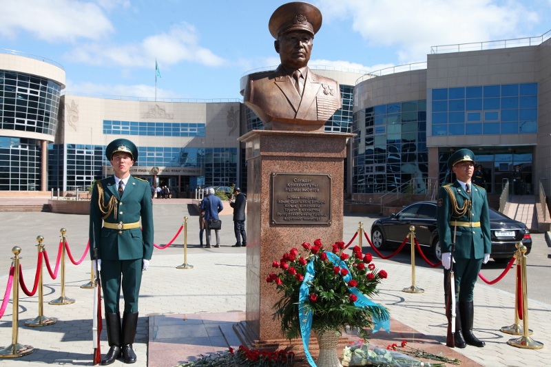 сагадат нурмагамбетов памятник