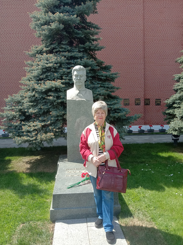 У Кремлёвской стены