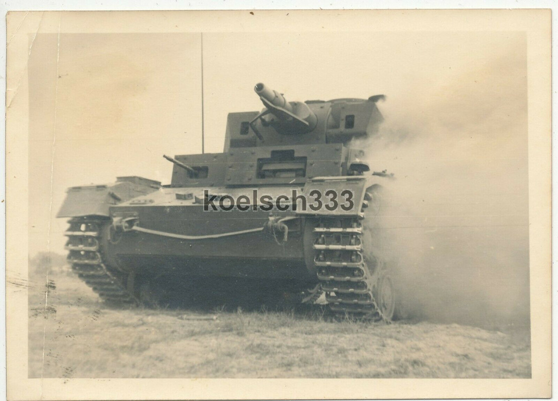 Foto Panzer IV vom Panzer Regiment Großdeutschland auf dem Marsch im Gelände