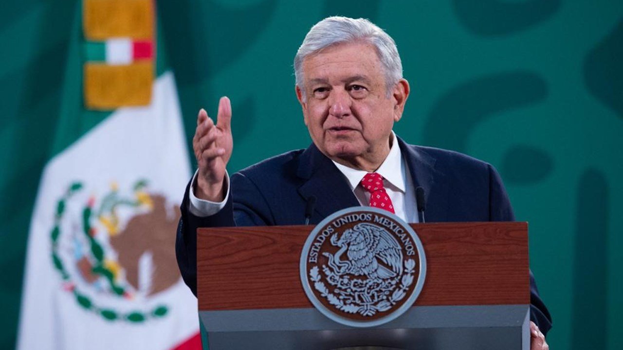 Hay que defender la 4T dice AMLO tras críticas de la oposición