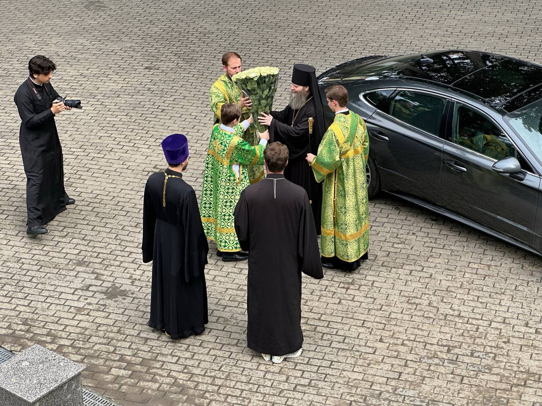 photo-5348229122956064568-y