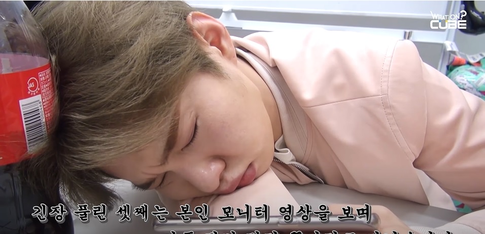 Changsub falls asleep while watching his performance