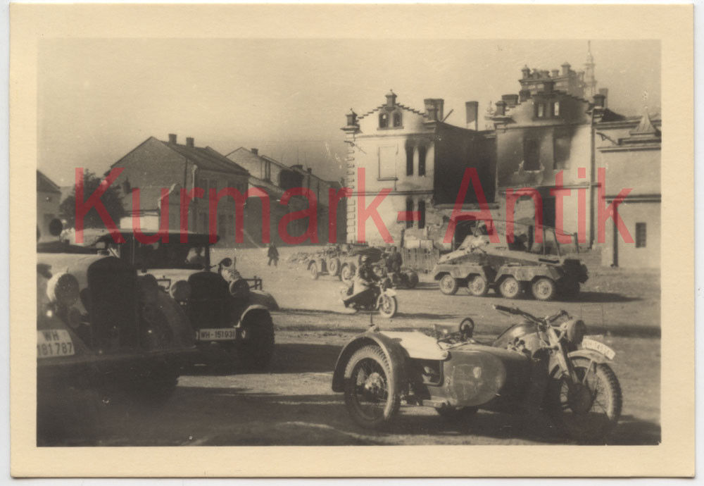 Foto Wehrmacht Polen Feldzug Panzer Spähwagen 232 vor Synagoge P