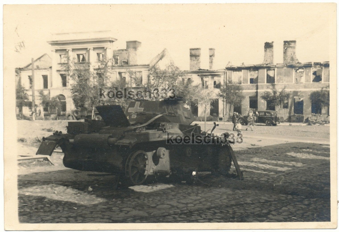 Ruinen Mszczonow Polen 1939 Panzer II Wrack Kämpfe polnische Panzerjäger
