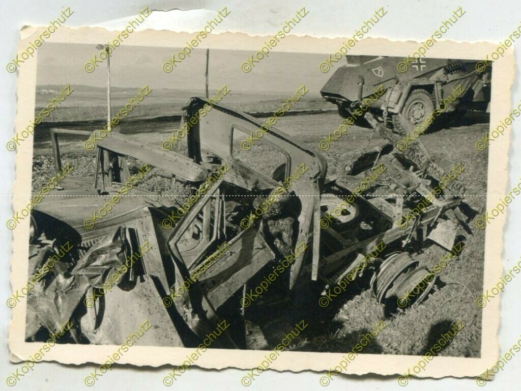 Foto, Wehrmacht, Sdkfz der LAH vorbei an zerstörten LKW