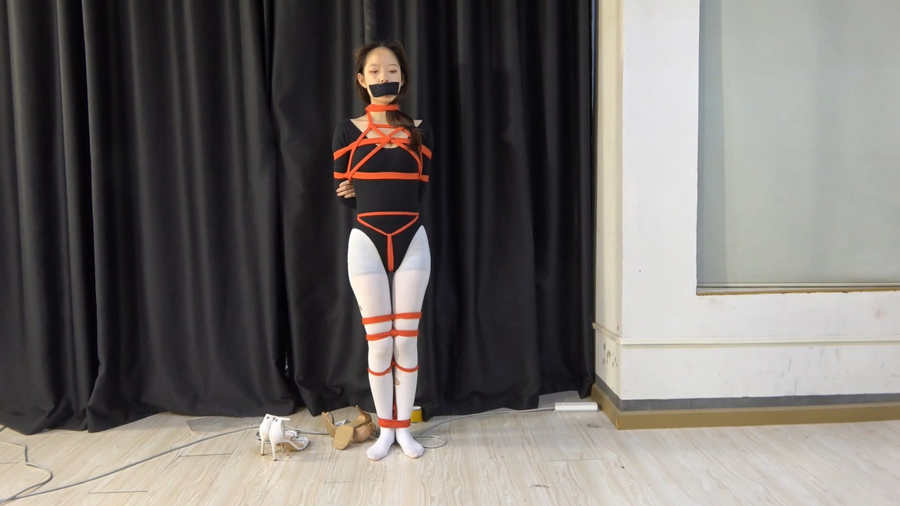 美束映画 约尔的末日 珊珊 ，被穿上芭蕾舞服，绑成驷马.mp4_20221128_185143.642