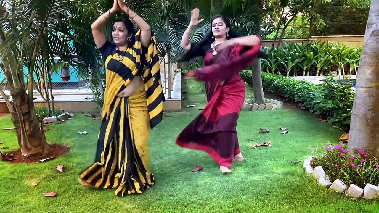 Malayali Homely Aunties Big Ass,Boobs and Navel while dancing.mkv_snapshot_05.22.463