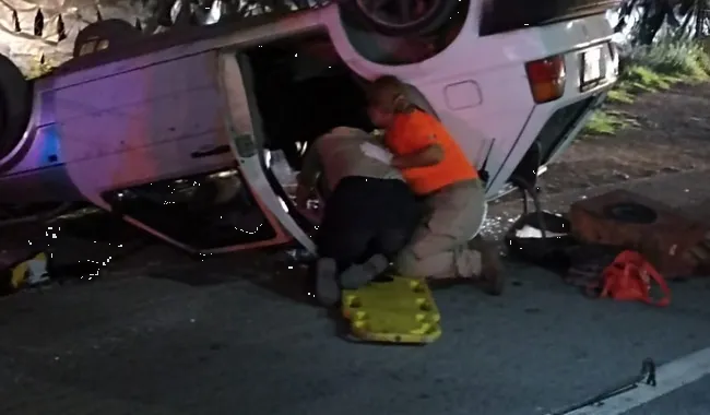 Asaltantes intentan huir pero se vuelca su coche en Nuevo León; uno muere