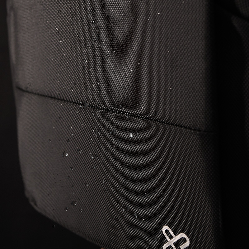 Una persona usando el bulto Klip Xtreme Xpandpack, destacando el bolsillo antirrobo.