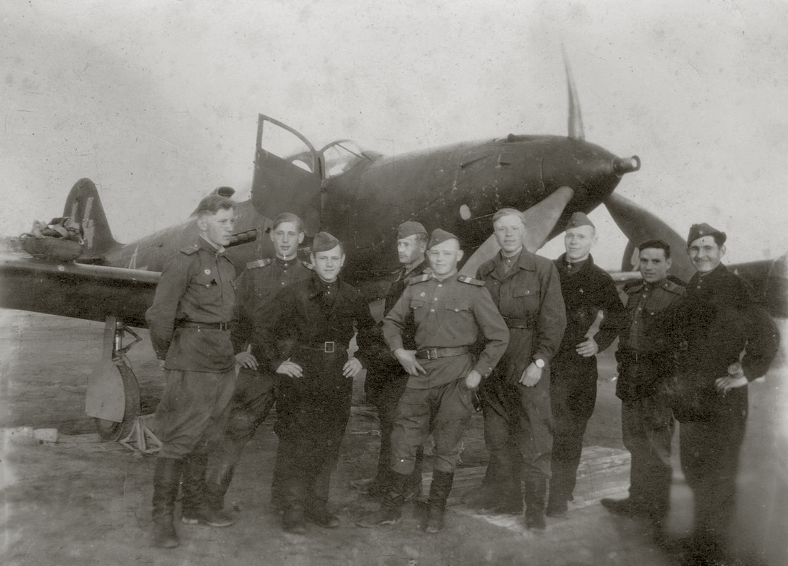 Bell-P-39-Airacobra-19GvIAP-258IAD-Red-14-with-pilots-at-Shongui-Karelian-Front-1944-01