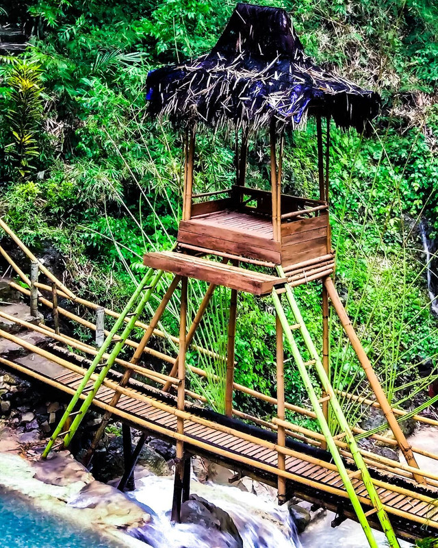 Tempat istirahat di Air Terjun Kedung Pedut yang terbuat dari bambu